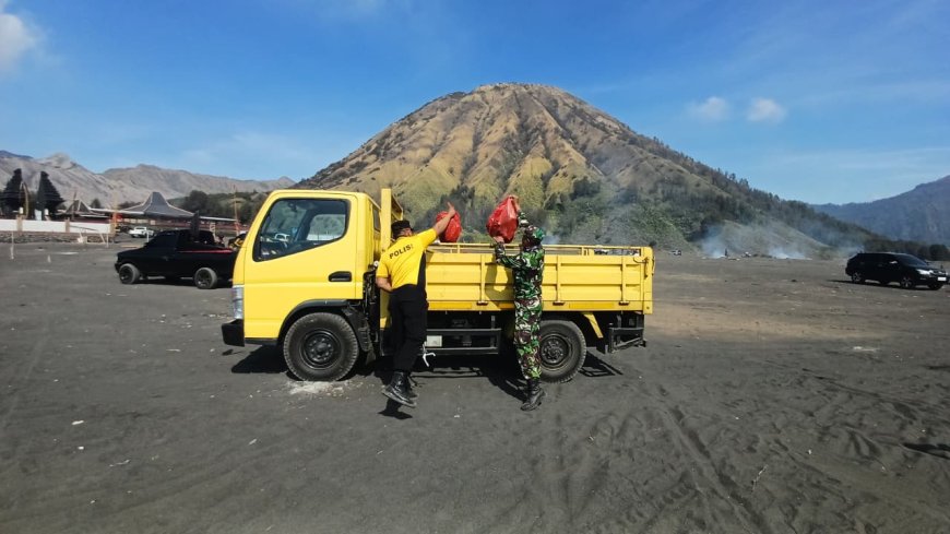 Bakti Bersih di Bromo Perkuat Komitmen Pelestarian Alam