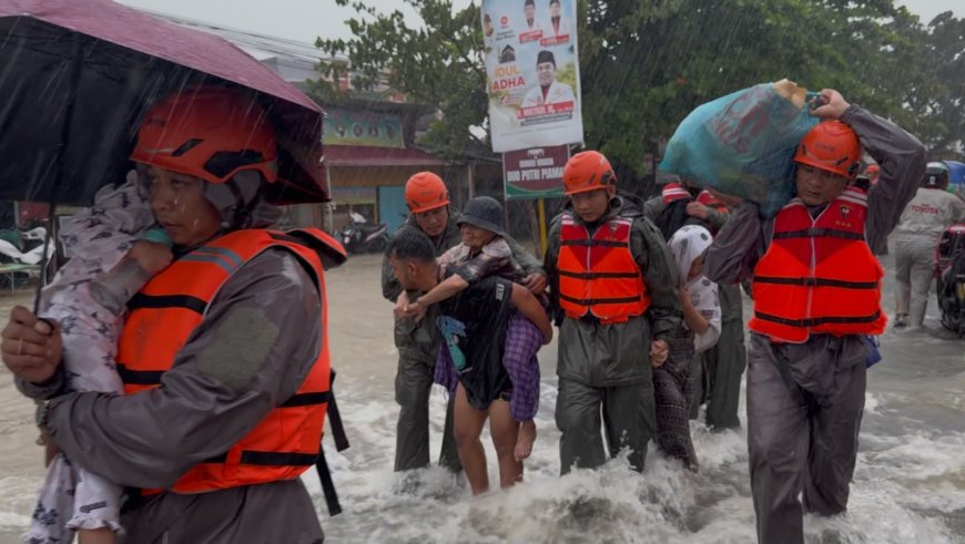 Polri Siaga Bantu Evakuasi Korban Banjir di Padang