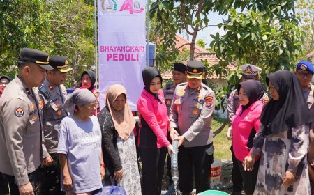 Atasi Krisis Air, Polres Bangkalan Distribusikan 48.000 Liter Air Bersih di Dua Kecamatan